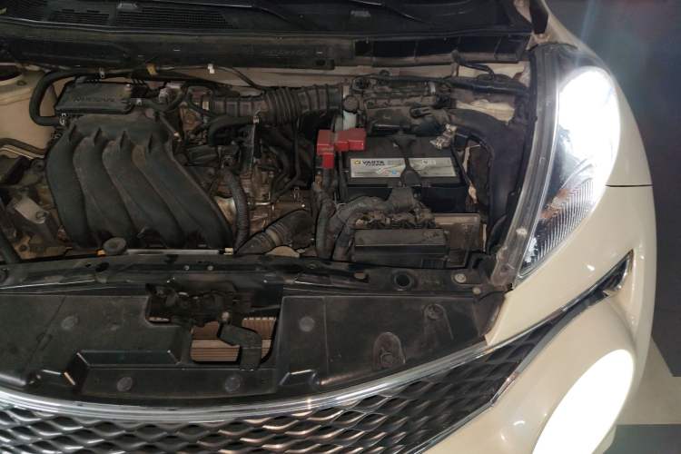 Used Infiniti ESQ 2014 1.6L Spontaneous Edition Engine Bay Left