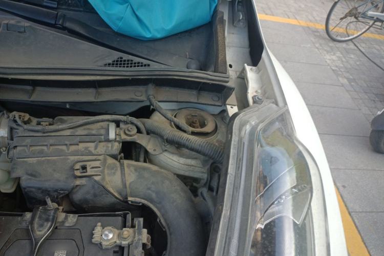 Used Infiniti ESQ 2014 1.6L Spontaneous Edition Engine Bay Left