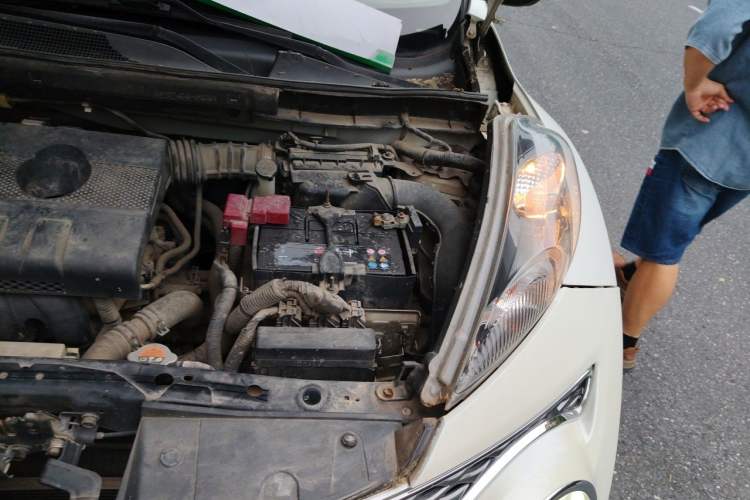 Used Infiniti ESQ 2014 1.6L Spontaneous Edition Engine Bay Left
