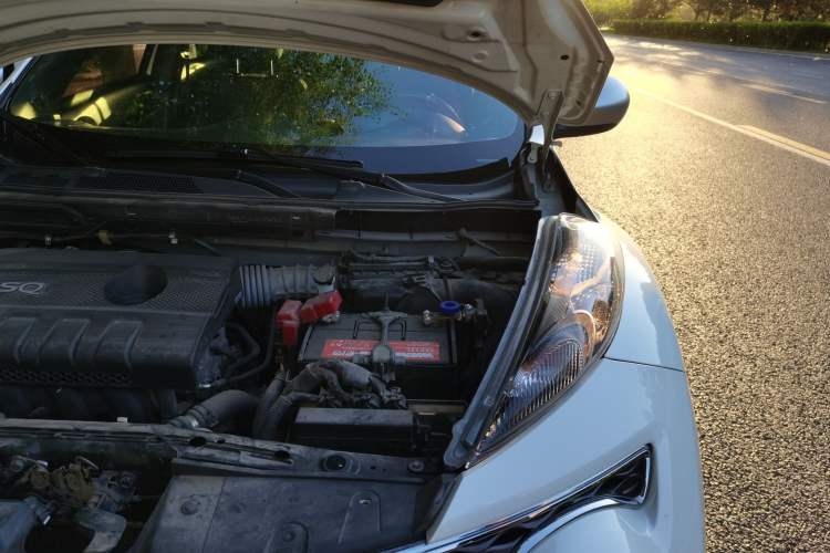 Used Infiniti ESQ 2014 1.6L Spontaneous Edition Engine Bay Left