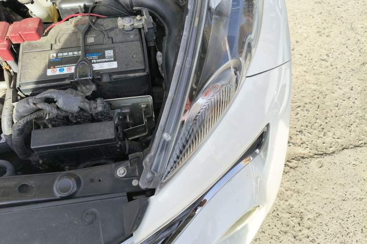 Used Infiniti ESQ 2014 1.6L Spontaneous Edition Engine Bay Left