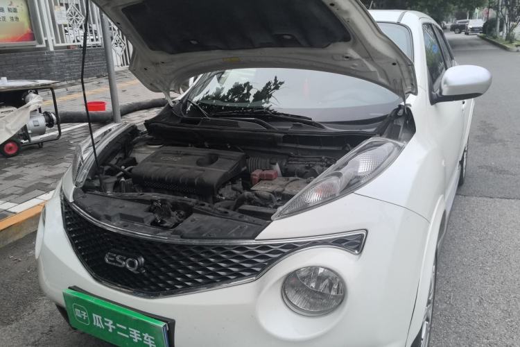 Used Infiniti ESQ 2014 1.6L Spontaneous Edition Engine Bay Left
