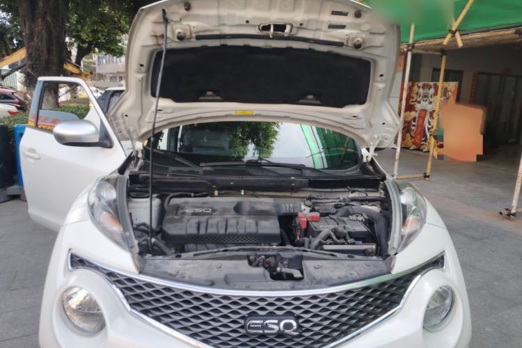 Used Infiniti ESQ 2014 1.6L Spontaneous Edition Engine Bay