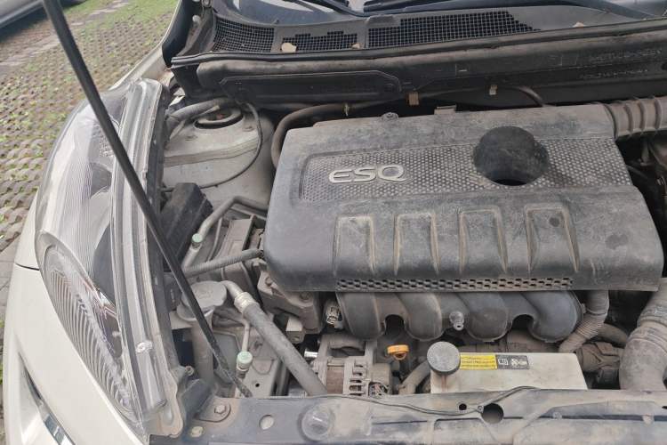Used Infiniti ESQ 2014 1.6L Spontaneous Edition Engine Bay Right