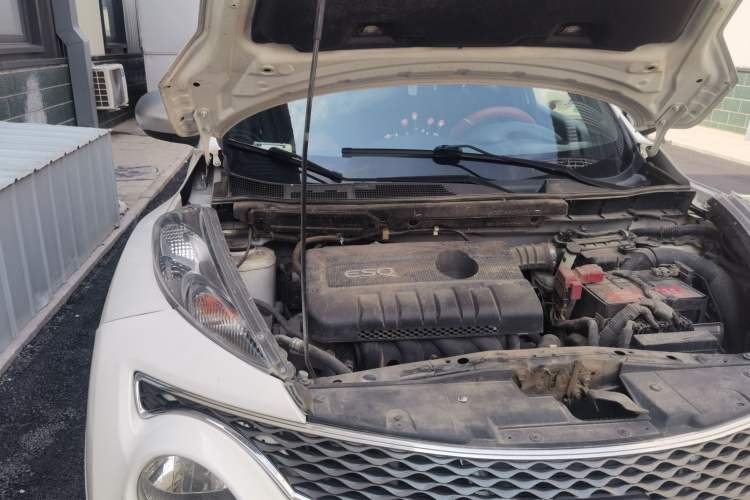 Used Infiniti ESQ 2014 1.6L Spontaneous Edition Engine Bay Right