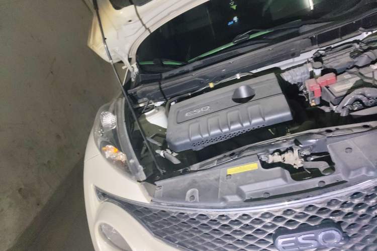 Used Infiniti ESQ 2014 1.6L Spontaneous Edition Engine Bay Right