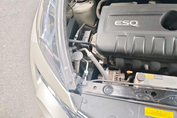 Used Infiniti ESQ 2014 1.6L Spontaneous Edition Engine Bay Right