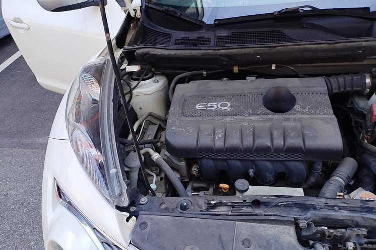 Used Infiniti ESQ 2014 1.6L Spontaneous Edition Engine Bay Right