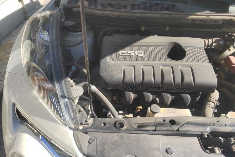 Used Infiniti ESQ 2014 1.6L Spontaneous Edition Engine Bay Right