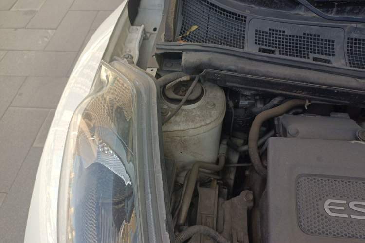 Used Infiniti ESQ 2014 1.6L Spontaneous Edition Engine Bay Right