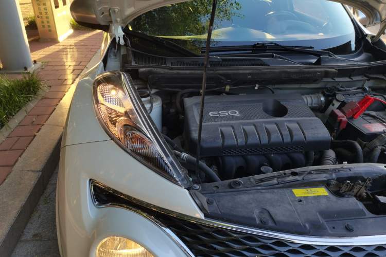 Used Infiniti ESQ 2014 1.6L Spontaneous Edition Engine Bay Right
