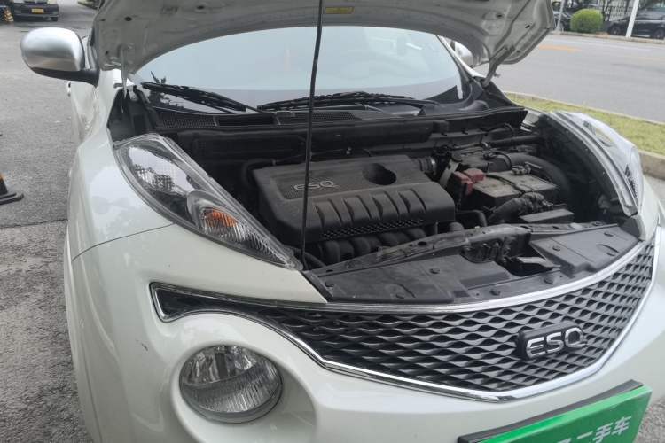Used Infiniti ESQ 2014 1.6L Spontaneous Edition Engine Bay Right