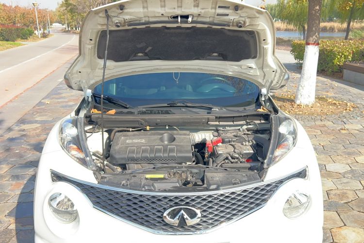 Used Infiniti ESQ 2014 1.6L Spontaneous Edition Engine Bay