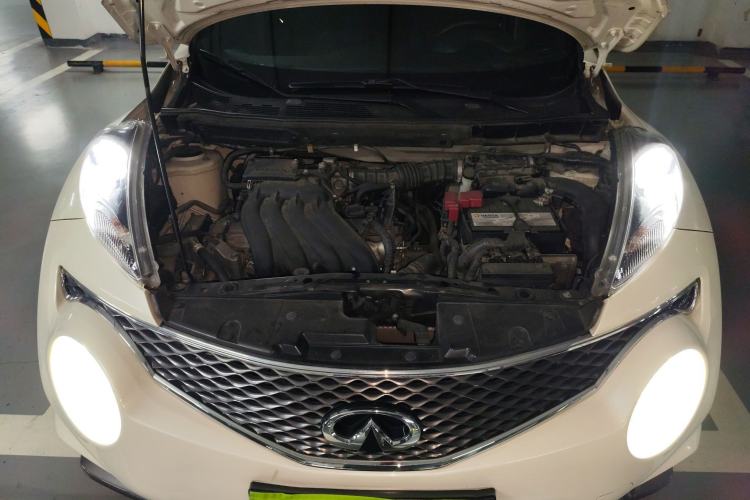 Used Infiniti ESQ 2014 1.6L Spontaneous Edition Engine Bay