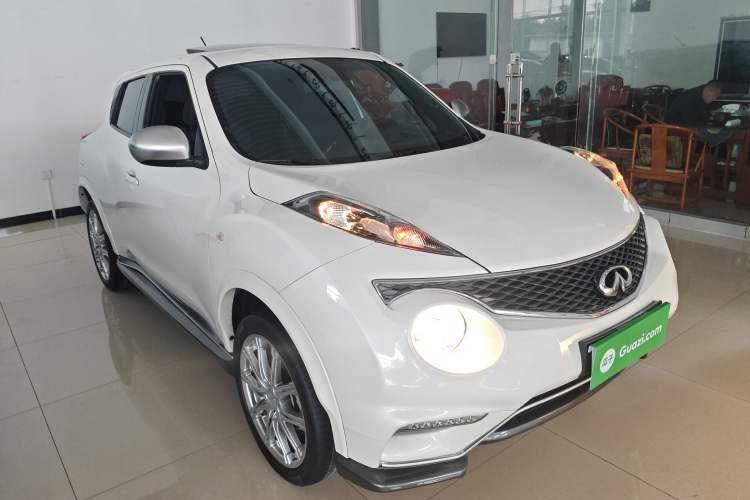 Used Infiniti ESQ 2014 1.6L Spontaneous Edition Front Right 45 Deg