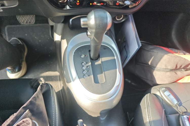 Used Infiniti ESQ 2014 1.6L Luxury Edition Gear Lever