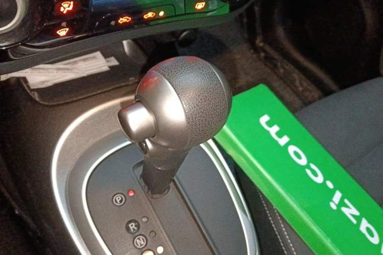 Used Infiniti ESQ 2014 1.6L Spontaneous Edition Gear Lever