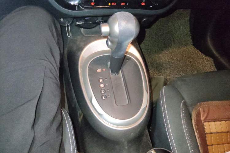 Used Infiniti ESQ 2014 1.6L Spontaneous Edition Gear Lever