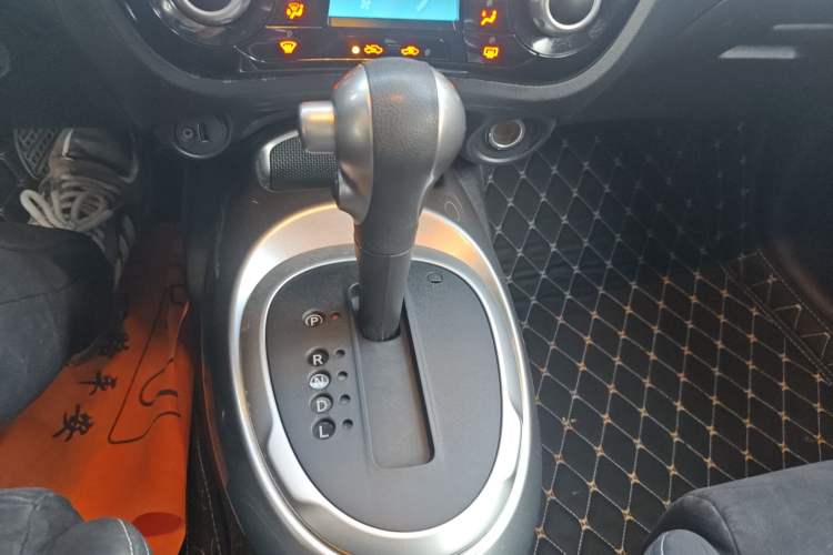 Used Infiniti ESQ 2014 1.6L Spontaneous Edition Gear Lever