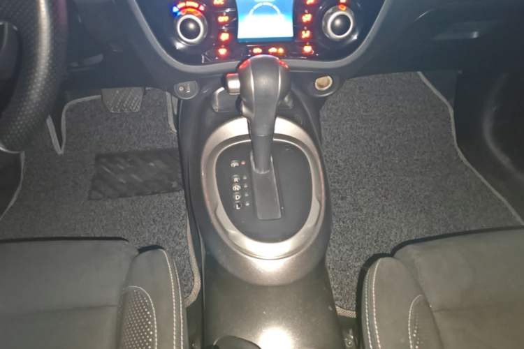 Used Infiniti ESQ 2014 1.6L Spontaneous Edition Gear Lever