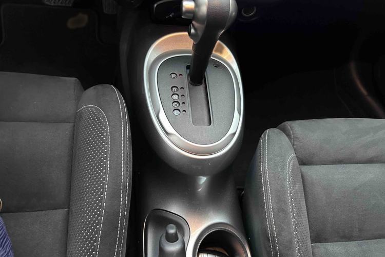 Used Infiniti ESQ 2014 1.6L Spontaneous Edition Gear Lever