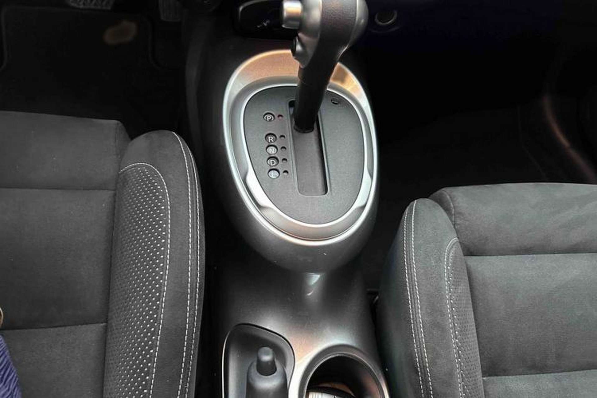 Used Infiniti ESQ 2014 1.6L Spontaneous Edition Gear Lever