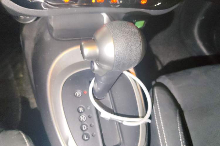 Used Infiniti ESQ 2014 1.6L Spontaneous Edition Gear Lever