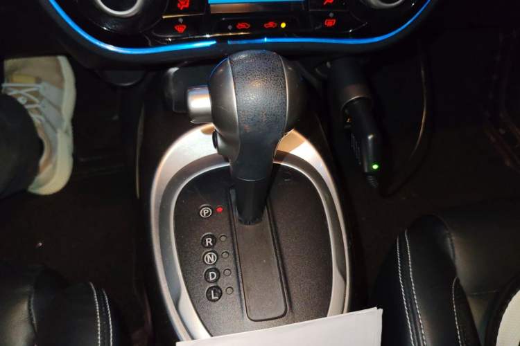 Used Infiniti ESQ 2014 1.6L Luxury Edition Gear Lever