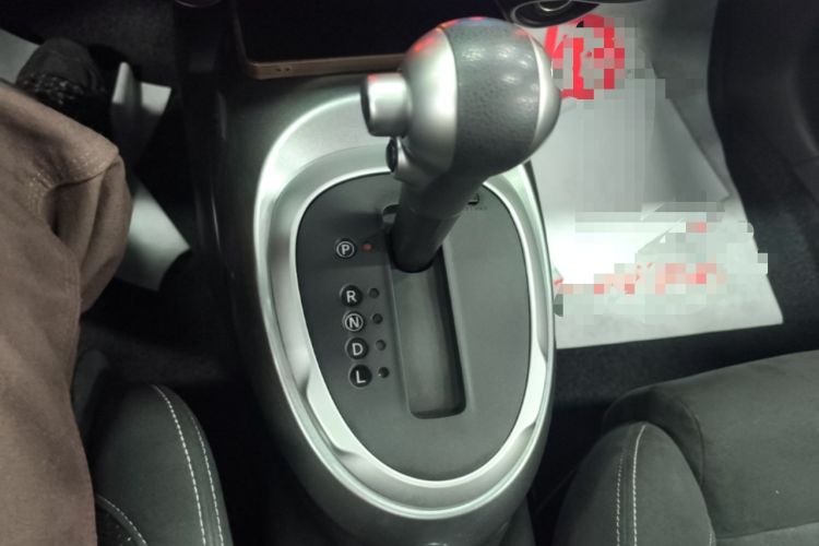 Used Infiniti ESQ 2014 1.6L Spontaneous Edition Gear Lever