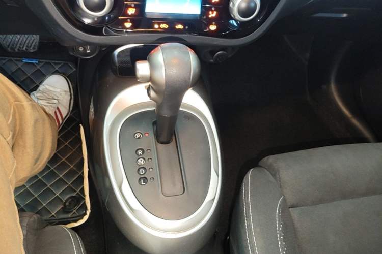 Used Infiniti ESQ 2014 1.6L Spontaneous Edition Gear Lever