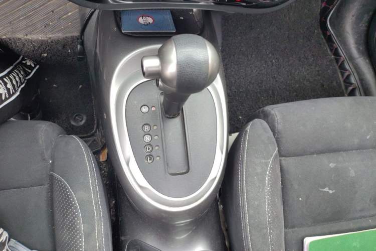 Used Infiniti ESQ 2014 1.6L Spontaneous Edition Gear Lever
