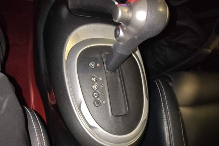 Used Infiniti ESQ 2014 1.6L Luxury Edition Gear Lever