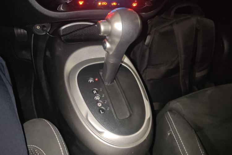 Used Infiniti ESQ 2014 1.6L Spontaneous Edition Gear Lever