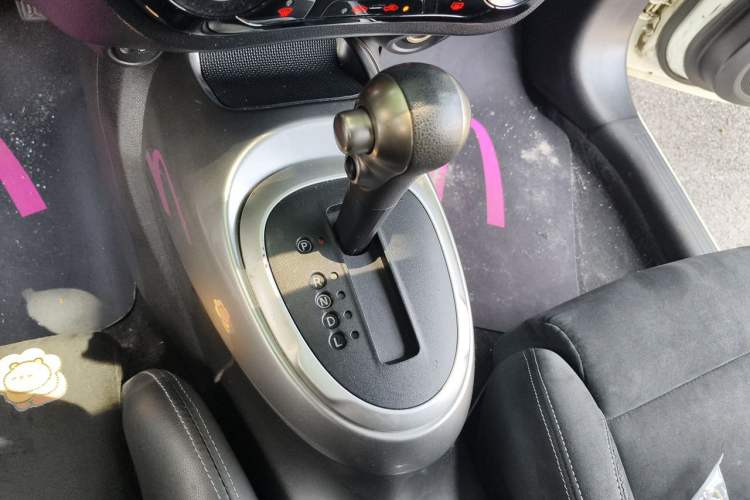 Used Infiniti ESQ 2014 1.6L Spontaneous Edition Gear Lever