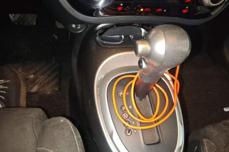 Used Infiniti ESQ 2014 1.6L Spontaneous Edition Gear Lever