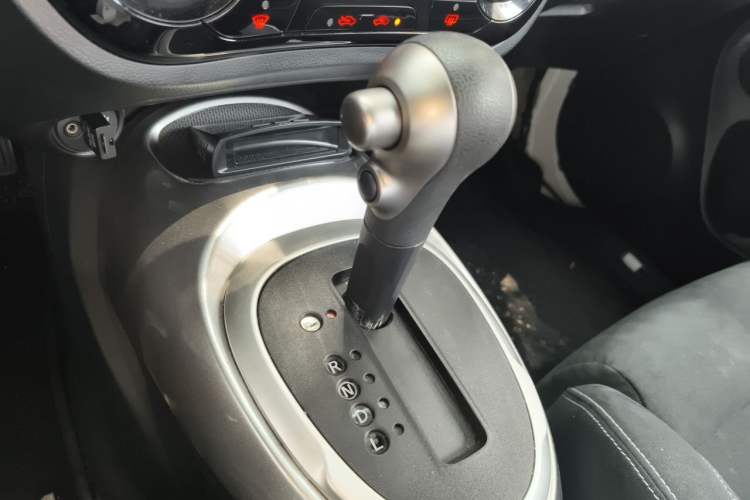 Used Infiniti ESQ 2014 1.6L Spontaneous Edition Gear Lever