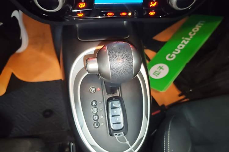 Used Infiniti ESQ 2014 1.6L Spontaneous Edition Gear Lever