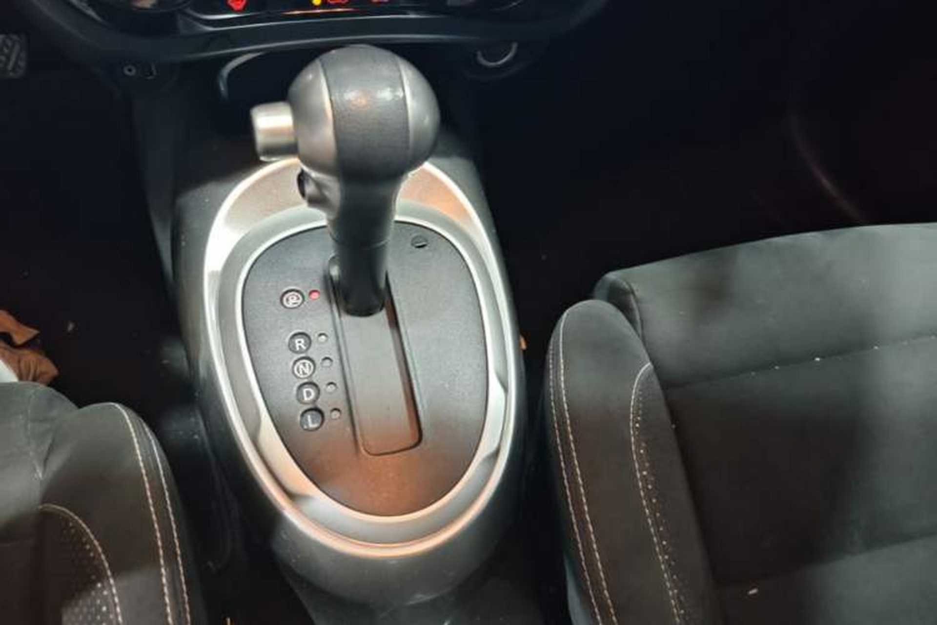 Used Infiniti ESQ 2014 1.6L Spontaneous Edition Gear Lever