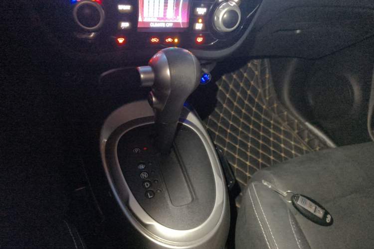 Used Infiniti ESQ 2014 1.6L Spontaneous Edition Gear Lever