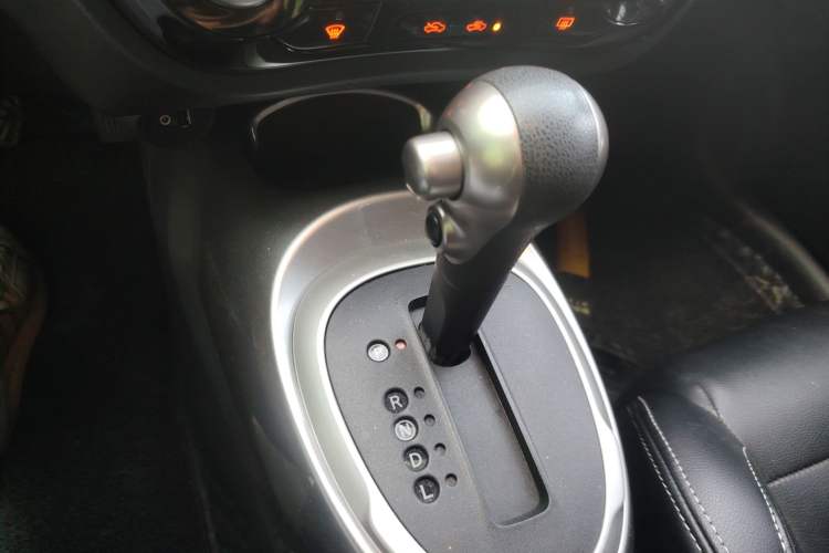 Used Infiniti ESQ 2014 1.6L Spontaneous Edition Gear Lever