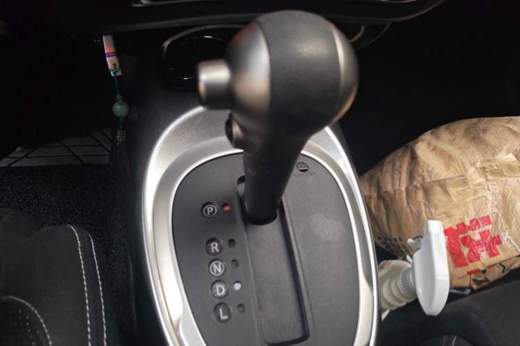 Used Infiniti ESQ 2014 1.6L Spontaneous Edition Gear Lever