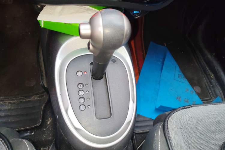 Used Infiniti ESQ 2014 1.6L Spontaneous Edition Gear Lever
