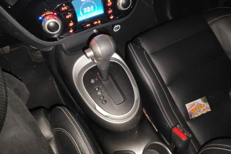 Used Infiniti ESQ 2014 1.6L Luxury Edition Gear Lever