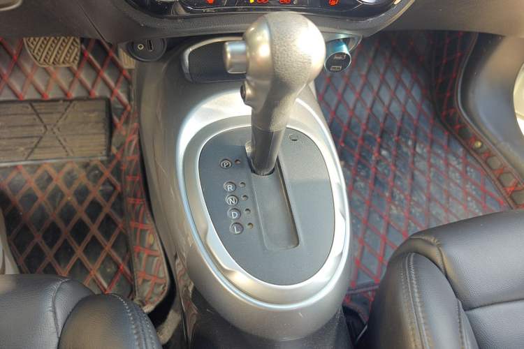 Used Infiniti ESQ 2014 1.6L Spontaneous Edition Gear Lever