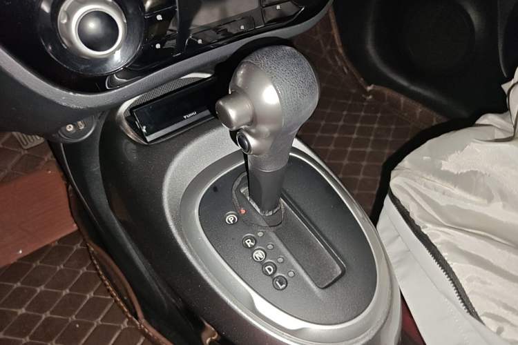 Used Infiniti ESQ 2014 1.6L Luxury Edition Gear Lever