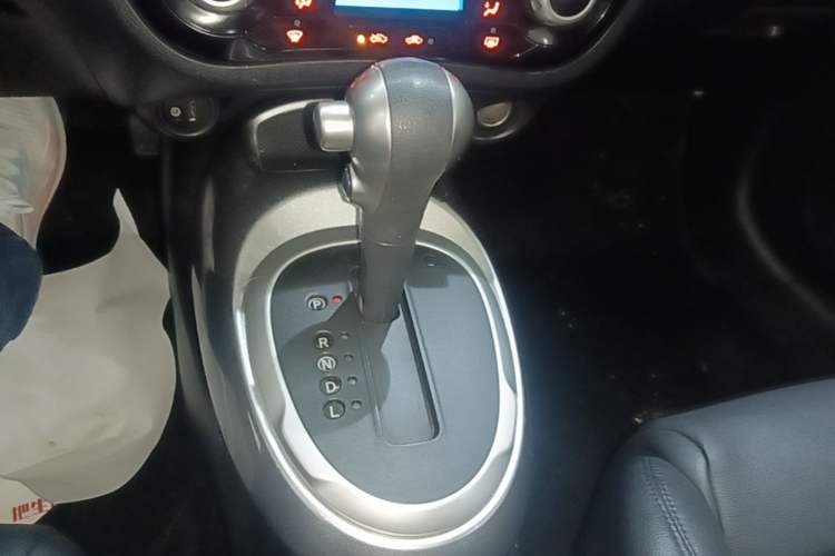 Used Infiniti ESQ 2014 1.6L Spontaneous Edition Gear Lever