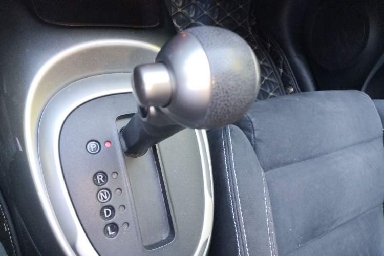 Used Infiniti ESQ 2014 1.6L Spontaneous Edition Gear Lever