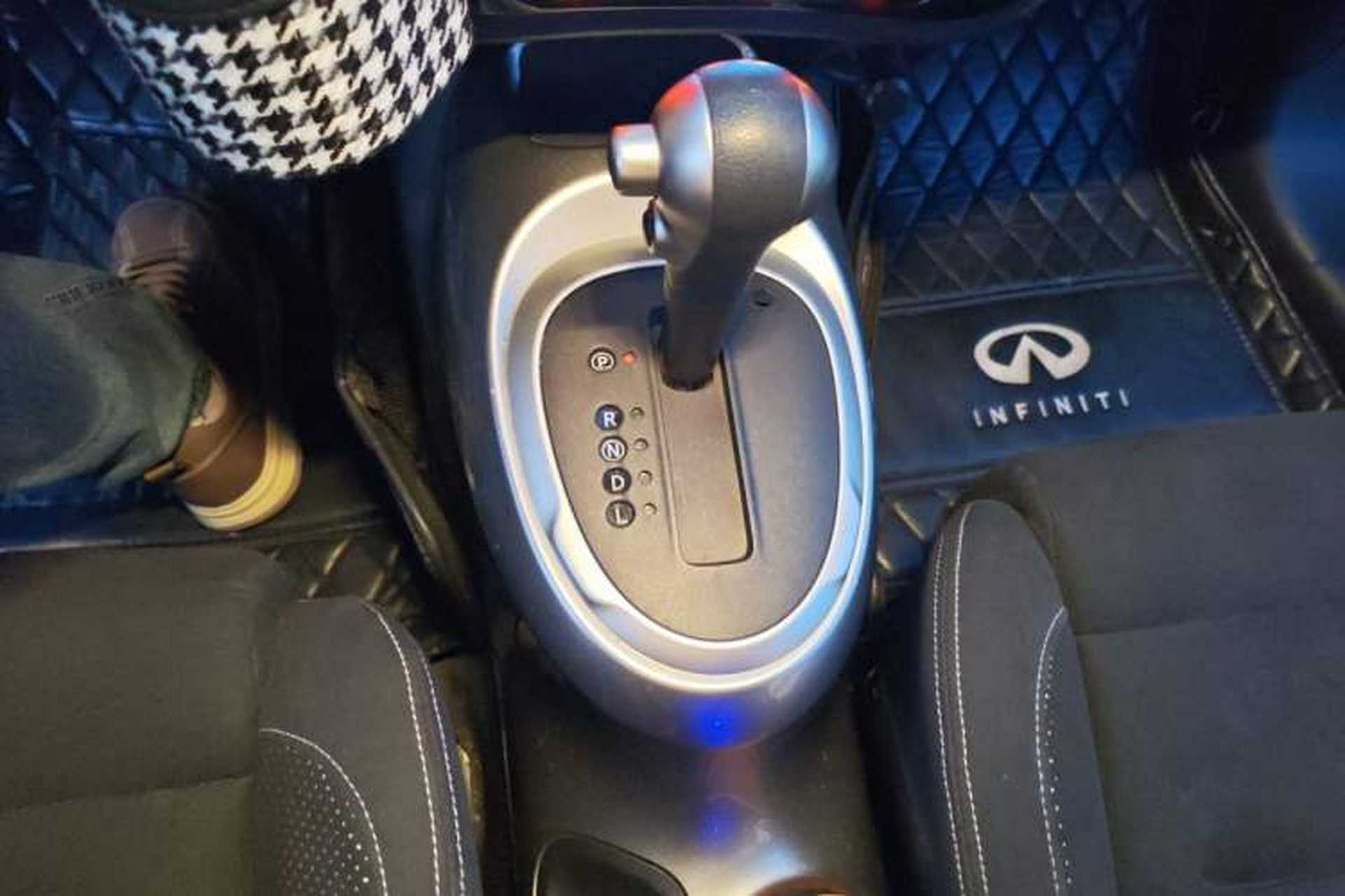 Used Infiniti ESQ 2014 1.6L Spontaneous Edition Gear Lever