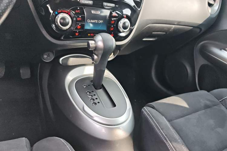 Used Infiniti ESQ 2014 1.6L Spontaneous Edition Gear Lever