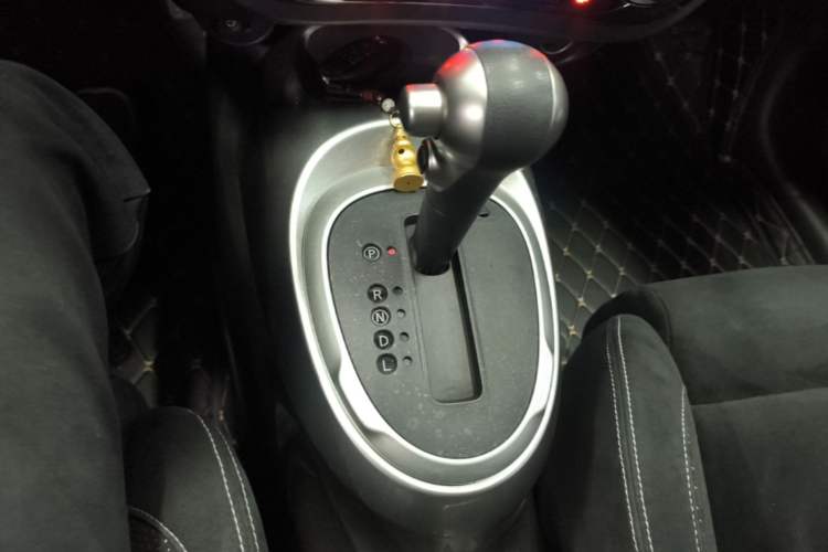 Used Infiniti ESQ 2014 1.6L Spontaneous Edition Gear Lever
